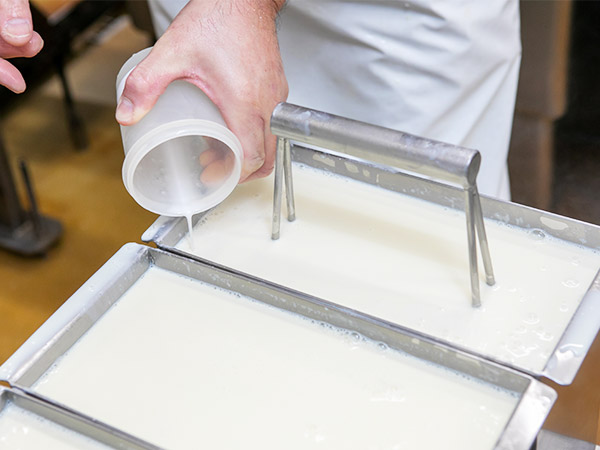 豆乳を絹缶に入れて寄せる